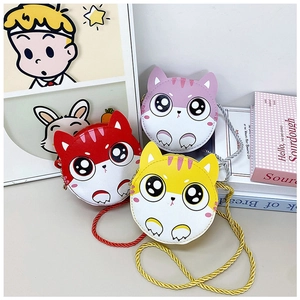 Détail de sacs à bandoulière chat mignons pour filles en rouge, jaune et violet