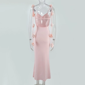 Vue arrière d'une robe maxi rose dos nu avec des roses 3D sur les bretelles