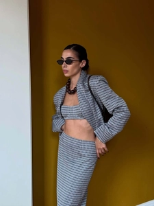 Ensemble chic 3 pièces pour femme avec veste à carreaux, haut bandeau et jupe midi
