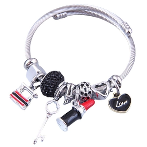Schickes Armreif-Armband mit Anhängern wie Lippenstift, Schlüssel und schwarzem Herz