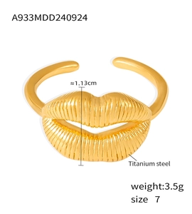 Detail view of gold titanium steel smile lip ring showing 1.13cm size and 3.5g weight info