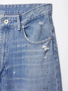 Gros plan sur le tissu denim avec strass brillants et détails de texture usée
