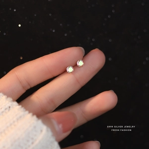 Boucles d'oreilles clous en argent fin S999 avec des pierres de zircone colorées et irisées