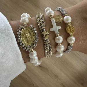 Élégant ensemble de bracelets en perles avec une médaille de la Vierge Marie et croix.