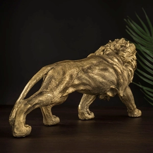 Nordische goldene Löwenskulptur aus Harz für Deko auf elegantem Holztisch