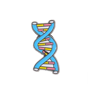 Detailaufnahme einer bunten Emaille-DNA-Helix-Metallnadel mit lebhafter Farbbeschichtung