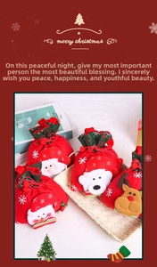 Détail de quatre sacs cadeaux de Noël en feutre avec des icônes de personnages festifs