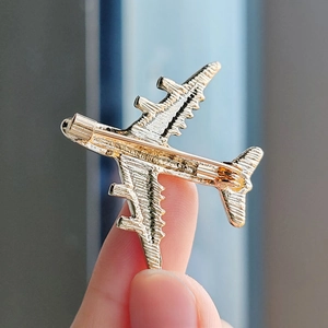 Modische goldene Flugzeug-Emaille-Brosche mit strukturierter Oberfläche und sicherem Verschluss