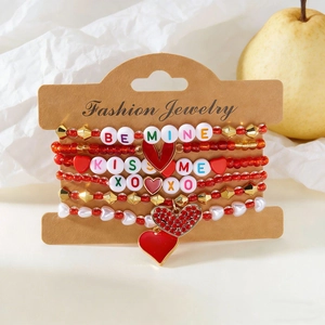Detalle de pulseras de cuentas de San Valentín con letras y colgantes de corazón