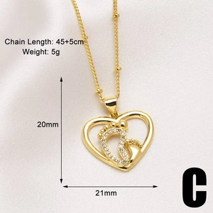 Macro del ciondolo a cuore con impronte in zircone e indicazione misura 20x21mm