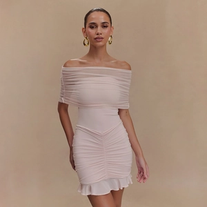 Robe courte sexy rose à épaules dénudées en tulle froncé avec coupe moulante