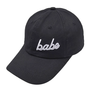 Detailansicht der Babe-Schriftbestickung auf einer klassischen schwarzen Baumwollkappe