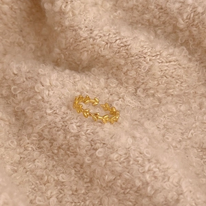 925 sterling silver open leaf ring with golden finish and textured metal patterns