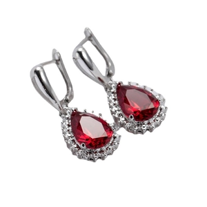 Three-piece set of elegant pear-cut fuchsia zircon drop earrings in silver leverback setting