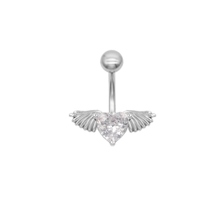 Détail macro du piercing de nombril en argent avec cœur en cristal et ailes ciselées