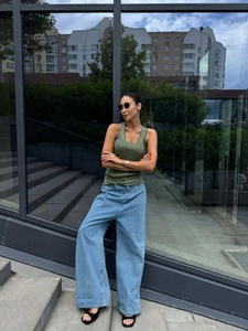 Canotta a coste verde oliva e jeans a gamba larga azzurri completo casual stile street