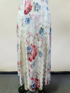 Détail de l'imprimé fleuri sur robe en résille avec bordure en dentelle délicate