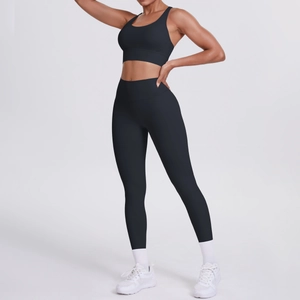 Dettaglio del set yoga nero a vita alta con reggiseno sportivo per fitness professionale