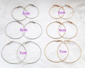 Detailed comparison of gold and silver hoop earrings in 5cm, 6cm, and 7cm sizes