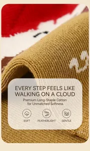 Makroaufnahme der atmungsaktiven Textur aus Baumwolle für gelbe Kindersocken
