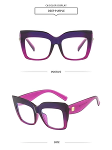 Dettaglio degli occhiali quadrati cat-eye con sfumatura viola-rosa e accenti dorati