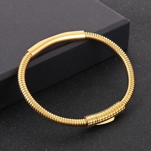 Dettaglio del bracciale a catena a serpente in acciaio inossidabile dorato con chiusura