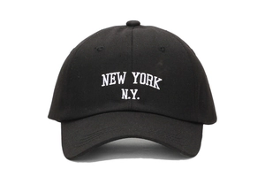 Détail de la broderie blanche NEW YORK N.Y. sur une casquette de baseball en coton noir