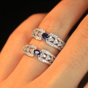 Set di anelli in argento con zaffiro blu ovale e cristalli di zircone micro-pavé