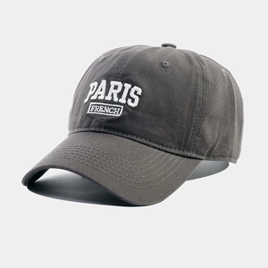 Détail de la broderie Paris blanche et texture coton sur une casquette gris anthracite