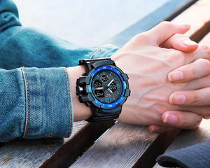 Détail de la montre de sport étanche avec affichage analogique et numérique au poignet
