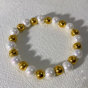 18k gold-plated stainless steel beaded bracelet with white iridescent round shell pearls