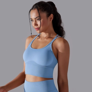 Détail de la brassière de sport bleu clair avec texture en maille sans couture et maintien