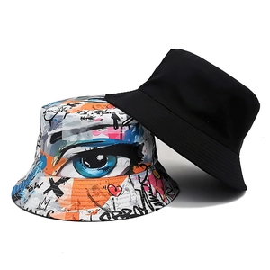Cappelli a secchiello in nero e con stampa graffiti con motivi a forma di occhi