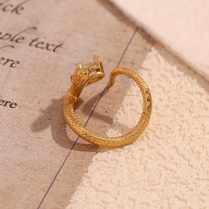 Détail de bague serpent plaquée or 18 carats avec texture écailles et zircone ovale