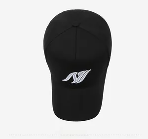 Vue de dessus de la casquette de baseball noire avec broderie blanche et six pans
