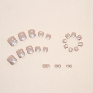 Faux ongles d'orteils rose nude avec dégradé pailleté argenté et forme carrée élégante