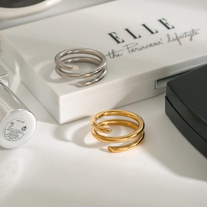 Bague spirale à trois couches en finitions or et argent sur présentoir élégant