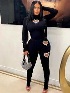 Completo due pezzi da donna in maglia nera con strass e dettaglio a cuore con apertura