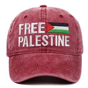 Detail der Free Palestine Stickerei auf gewaschener weinroter Vintage-Baumwollkappe