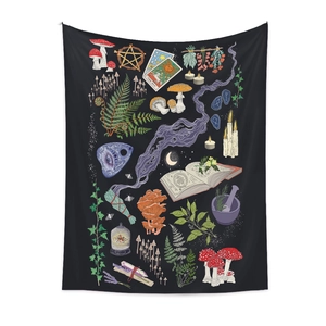 Détail d'une tapisserie tarot du soleil noir avec motifs de champignons et herbes mystiques