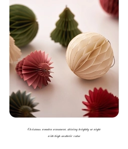 Dettaglio delle palline di Natale in carta a nido d'ape e decorazioni per l'albero con fili