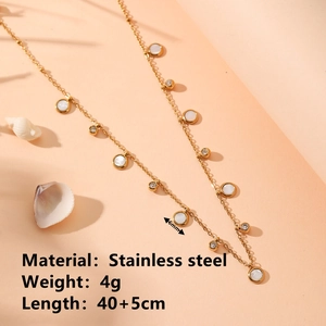 Collier doré en acier inoxydable avec pendentifs en coquillage et cristaux élégants