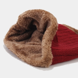 Détail du bonnet en tricot rouge avec doublure en peluche marron épaisse anti-froid