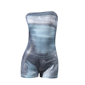 Detail eines schmal geschnittenen trägerlosen Overalls mit blauem Denim-Digitaldruck