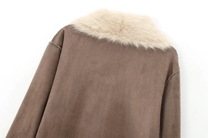Detail van de rug van een bruine suède jas met zachte beige imitatiebontkraag