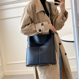 Detail der minimalistischen schwarzen Lederbeuteltasche mit Naht und Metallfüßen
