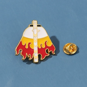 Détail de l'insigne en émail avec épée et feu et son fermoir papillon doré poli
