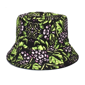 Vue détaillée du chapeau bob aux motifs botaniques roses et verts sur tissu noir élégant