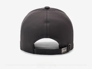 Détail arrière de casquette de baseball en coton gris foncé avec sangle et boucle en métal