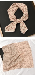 Vue détaillée d'un foulard beige en lin et soie avec petits motifs floraux rouges